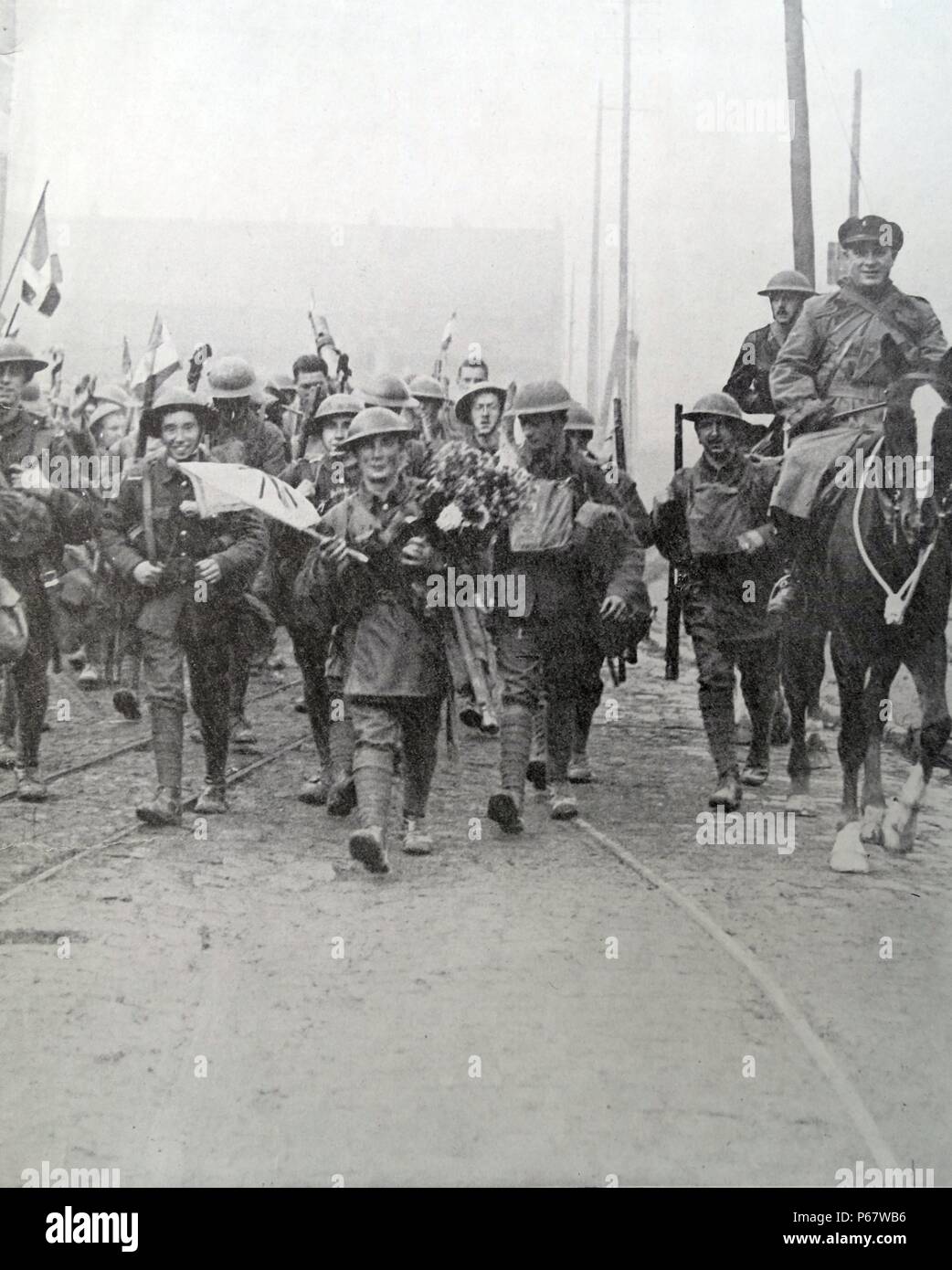 Britische Truppen geben Sie die Vororte von Lille, Frankreich im Ersten Weltkrieg. Lille wurde von den Briten befreit am 17. Oktober 1918, als General Sir William Birdwood und seine Truppen wurden von freudiger Menschenmengen begrüßt Stockfoto