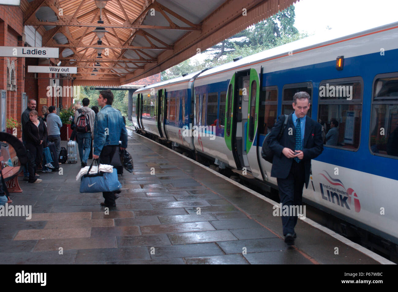 Die Great Western Railway 2004. Passagiere Befahren von Paddington zu Stratford-upon-Avon Stratford-upon-Avon service im Bahnhof. September 2004. Stockfoto