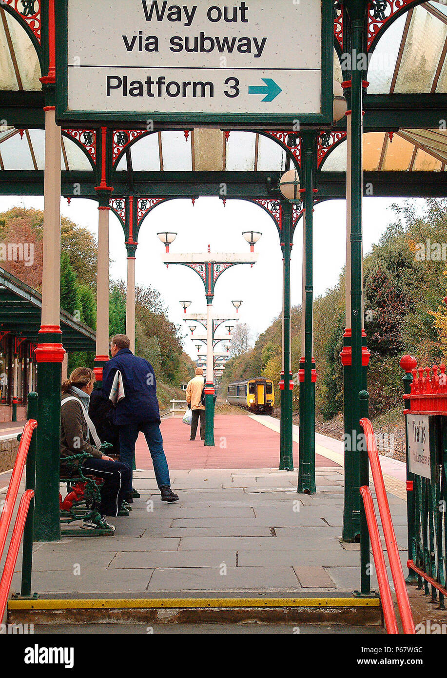 Die eisenindustrie der Furness Bereich war in der Architektur der lokale Bahnhöfe wie Ulverston, die als Fahrgäste dargestellt Vorbereitung wider Stockfoto