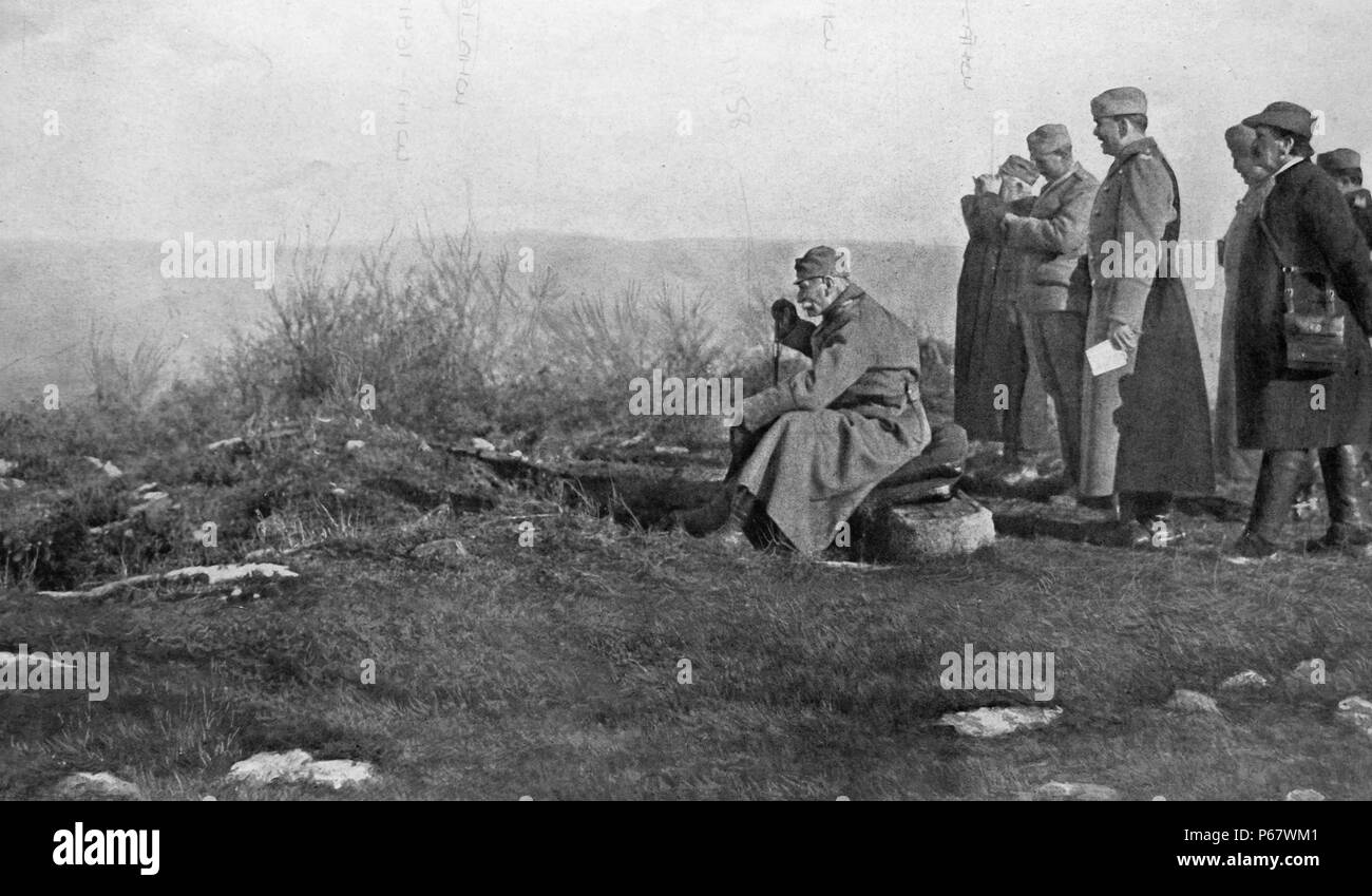 Peter ich (29. Juni 1844 – 16. August 1921), war der letzte König von Serbien. Gezeigten Überprüfung Truppe Positionen im ersten Weltkrieg Stockfoto