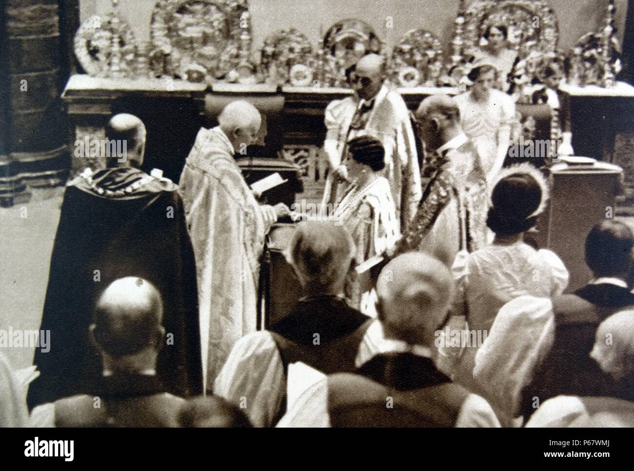 Krönung britischer König George VI in der Westminster Abbey. George VI (Albert Frederick Arthur George; 14. Dezember 1895 - vom 6. Februar 1952) König des Vereinigten Königreichs und der Dominions des British Commonwealth von 11 Dezember 1936 bis zu seinem Tod. Er war der letzte Kaiser von Indien und der erste Leiter des Commonwealth Stockfoto