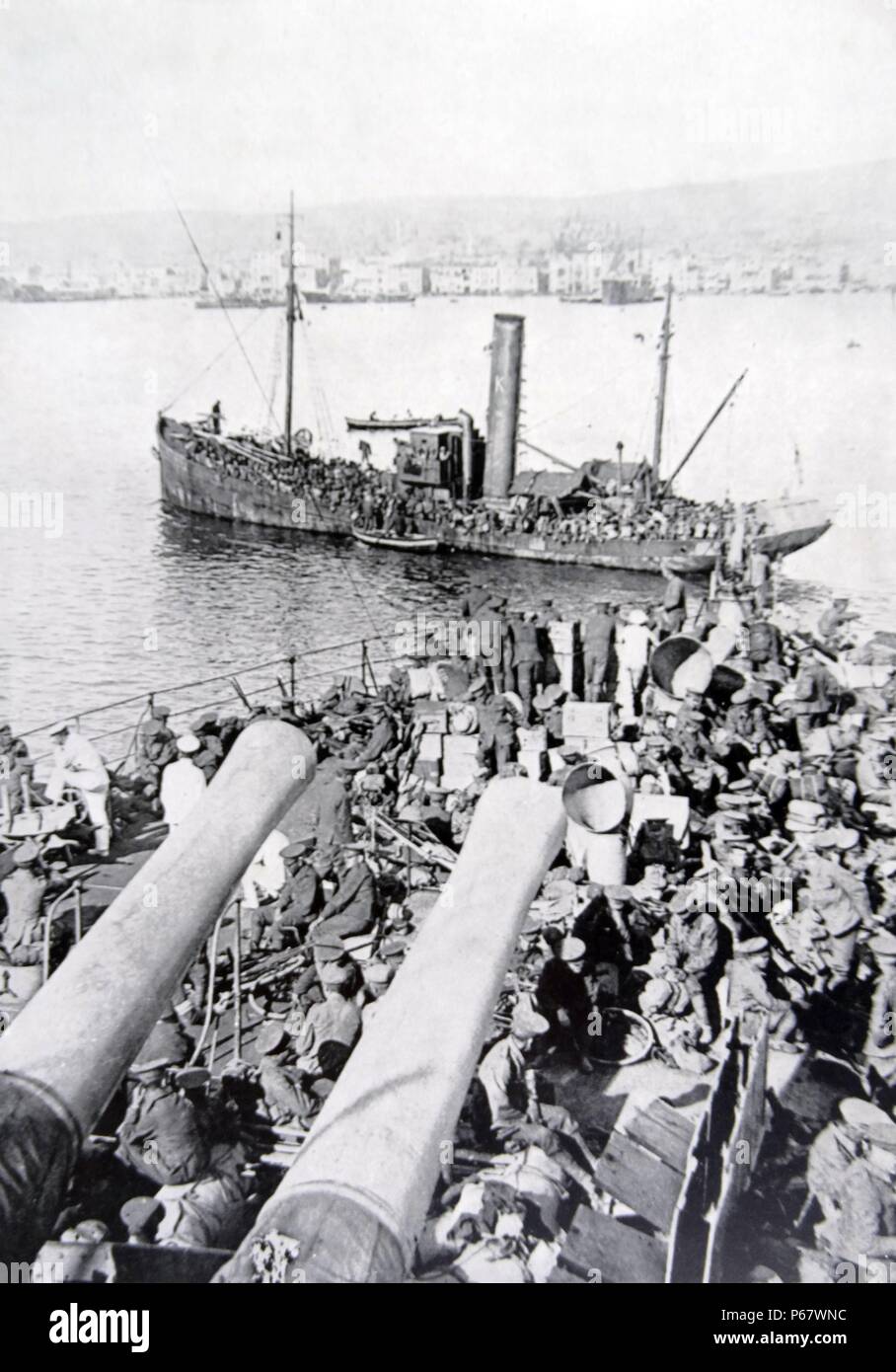 Britische Soldaten von Gallipoli 1915 evakuiert werden nach Saloniki in Griechenland übertragen. Stockfoto