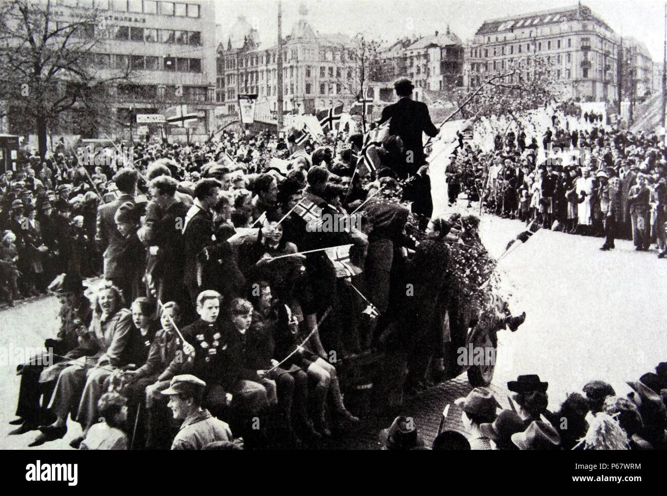 Scharen junger Norweger versammeln sich in Oslo die Befreiung von Norwegen bis nach dem Zweiten Weltkrieg feiern. Stockfoto