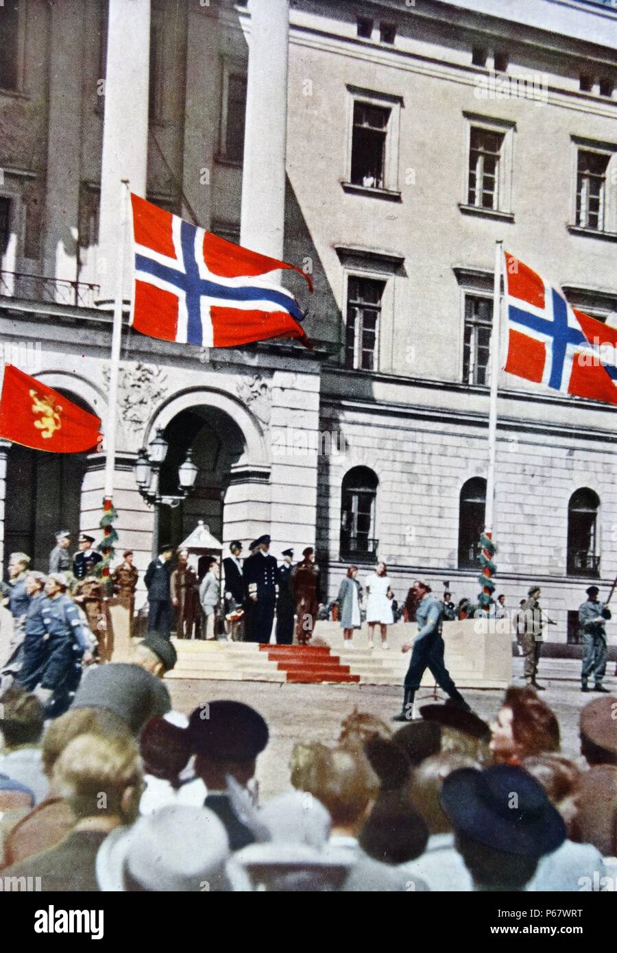 Der König von Norwegen Haakon VII und seine Familie feiern die Befreiung von Norwegen nach dem zweiten Weltkrieg Stockfoto