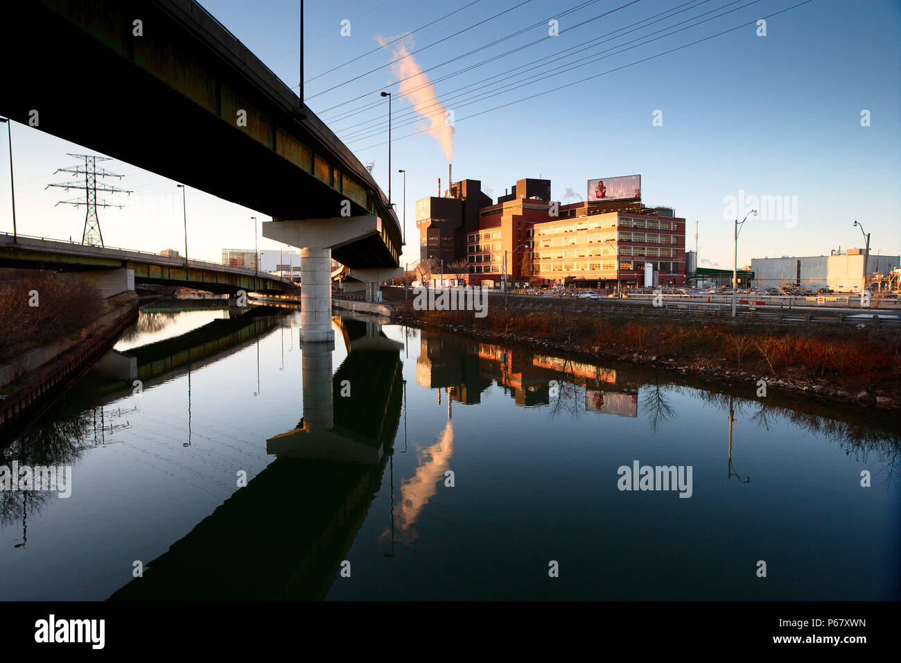 Industrial Szene mit konkreten Flyover, Kanada. Stockfoto