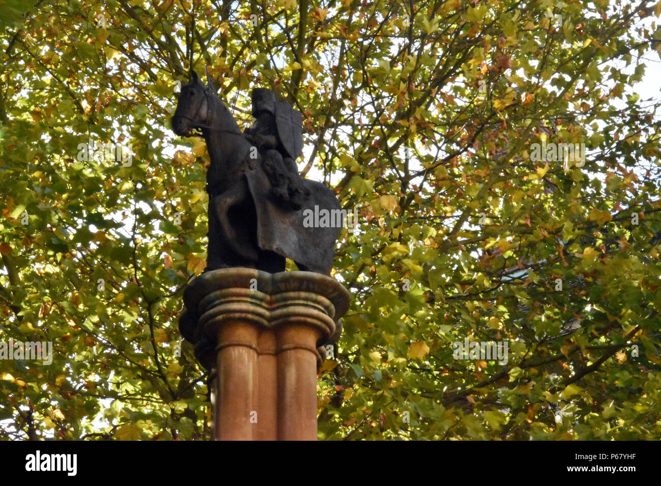 Ritter zu Pferd außerhalb der Tempel Kirche; im Jahre 1185 geweiht, City of London, England. Stockfoto