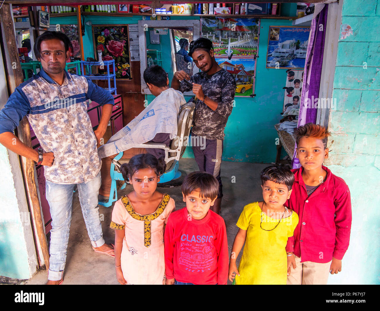Indische Kinder in einem Haare schneiden Shop bei Pawalgarh, Indien Stockfoto