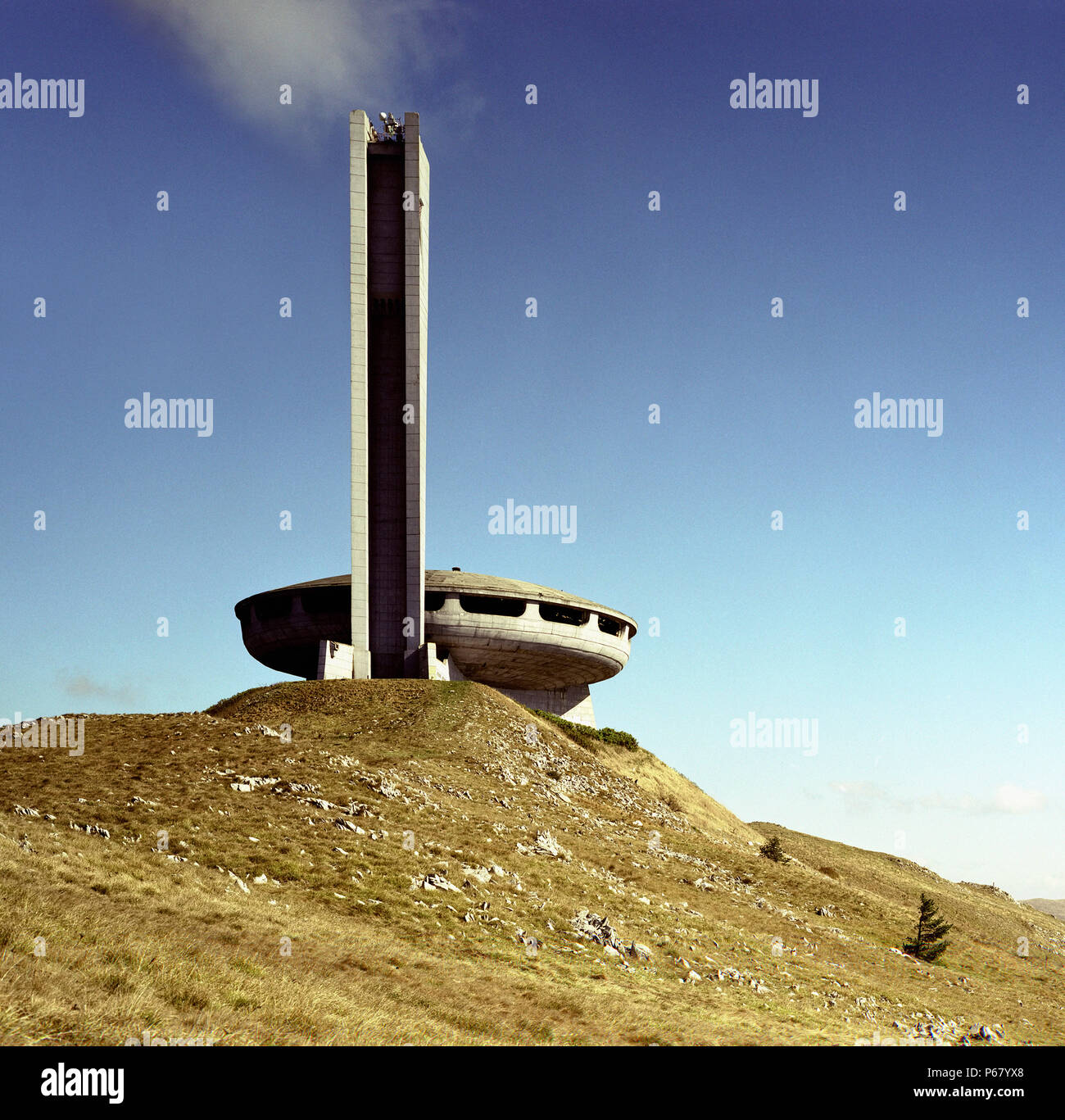 Kommunistischen Partei Center (unter Schiwkow), geschlossen 1989 Nach dem Ende der kommunistischen Ära, Buzludza, Bulgarien Stockfoto