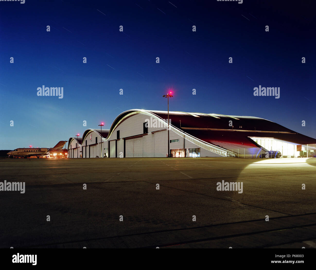 Hangars am Flughafen Farnborough, Großbritannien. Stockfoto