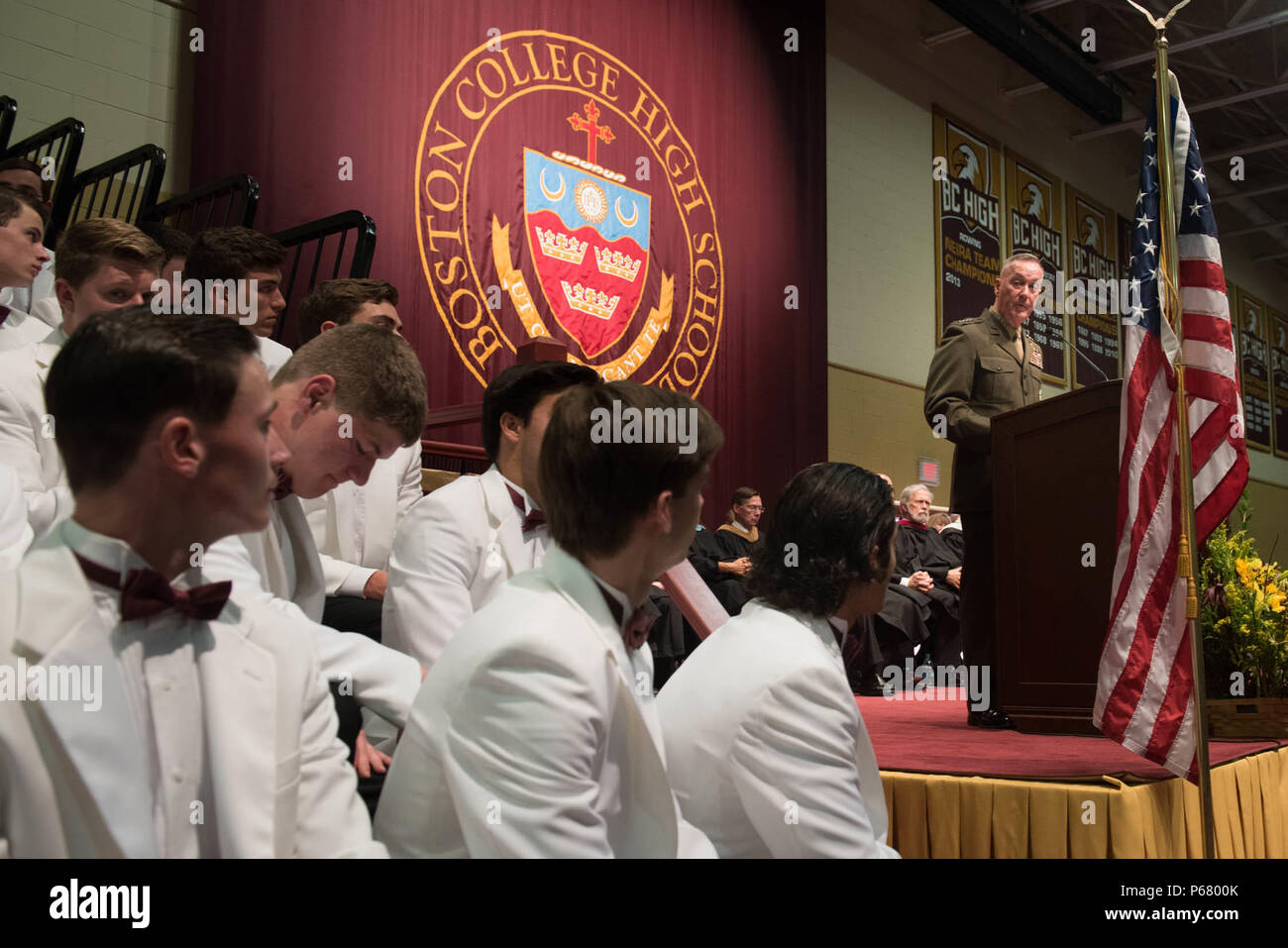 General Joseph F. Dunford Jr., Chairman of the Joint Chiefs of Staff, hielt am 22. Mai 2016 die erste Ansprache an die Boston College High School Klasse von 2016 in Boston, Massachusetts. Dunford, ein gebürtiger Boston und Alumnus, schloss die Schule 1973 ab, besuchte das St. Michael's College und wurde 1977 in das U.S. Marine Corps berufen. Seine Rede betonte Führung, Dienst und Engagement für die öffentliche Pflicht. Stockfoto