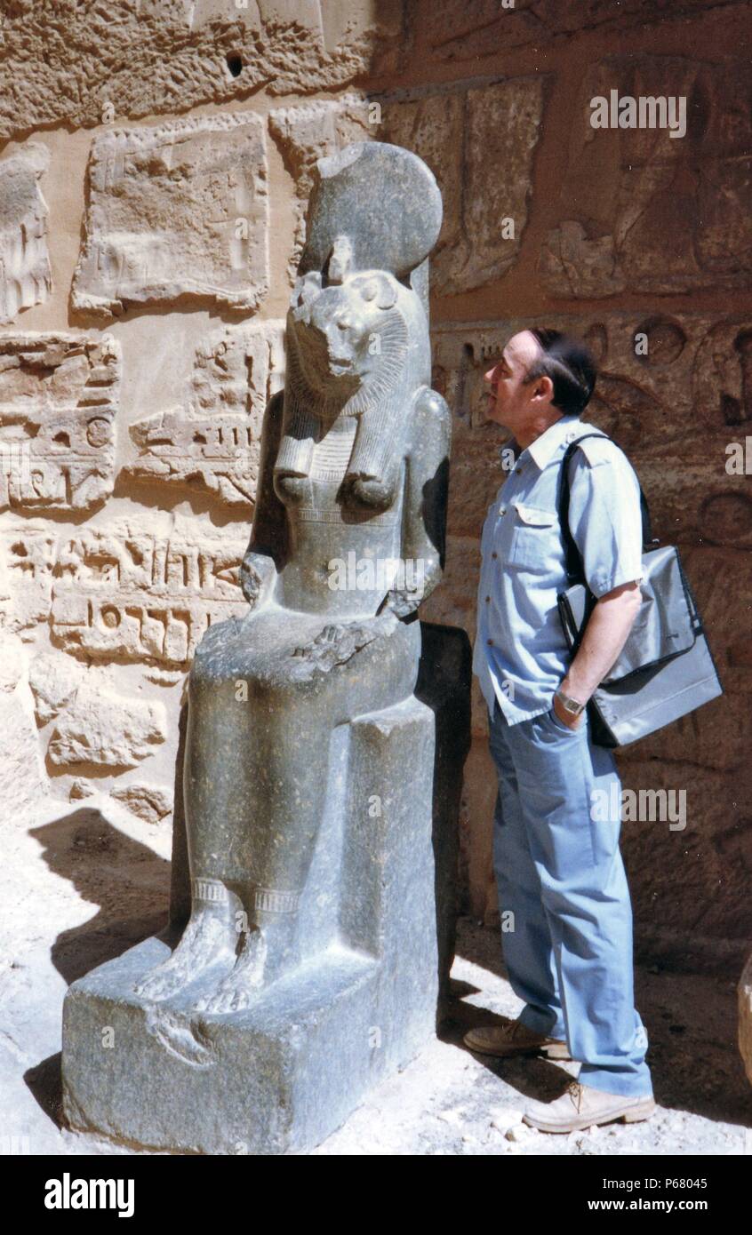 Desmond Morris mit einer Statue von Sekhmet, die Krieger-Göttin, in Luxor, Ägypten. 1990. Stockfoto