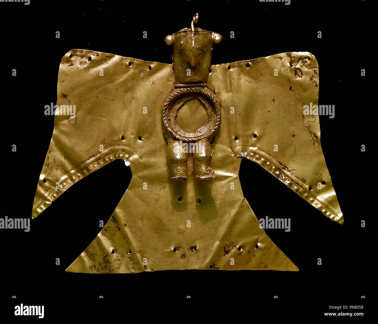 Präkolumbianische Kunst: Gold pektorale Ornament in Form eines Königs Geier, der durch die wattle auf seinem Schnabel identifiziert. Von Veraguas, Panama, 1000-1500 AD. Stockfoto
