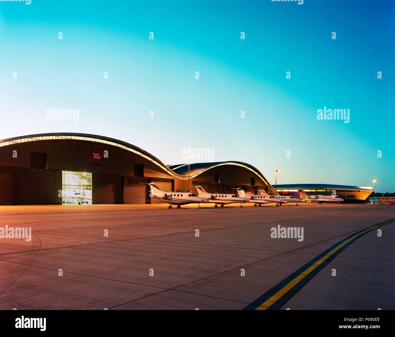 Der Turm von Farnborough airport und Hangars mit Zehnprozentiger geparkt. Durch 3d-reid Architekten entworfen. Stockfoto