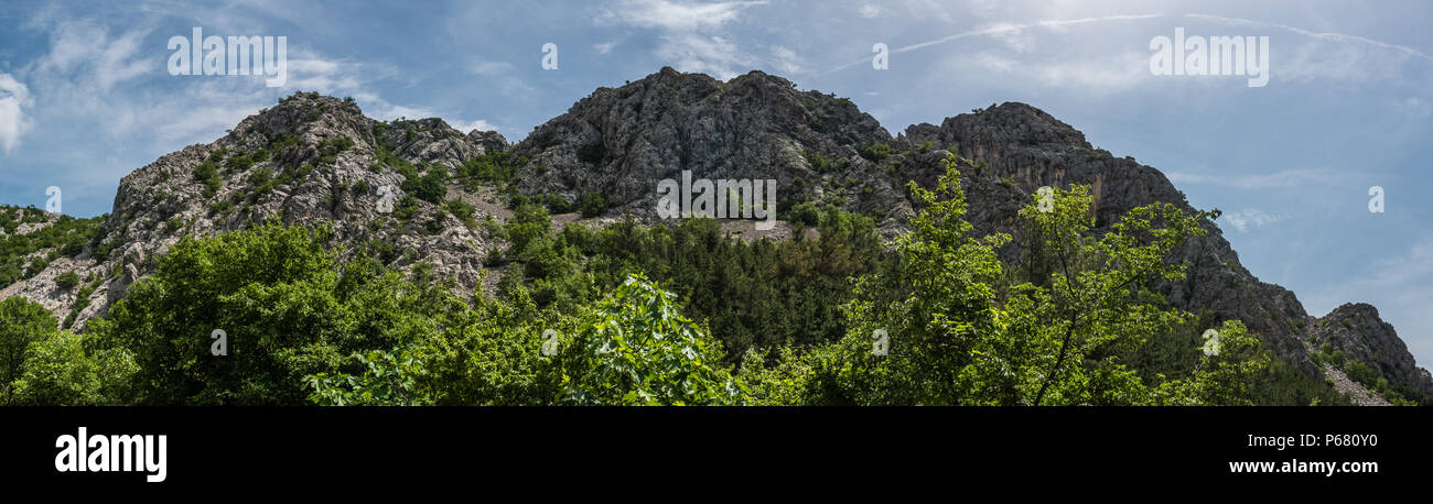 Panorama der felsigen Berggipfeln unter einem blauen Himmel im Nationalpark Paklenica in Starigrad, Kroatien. Stockfoto