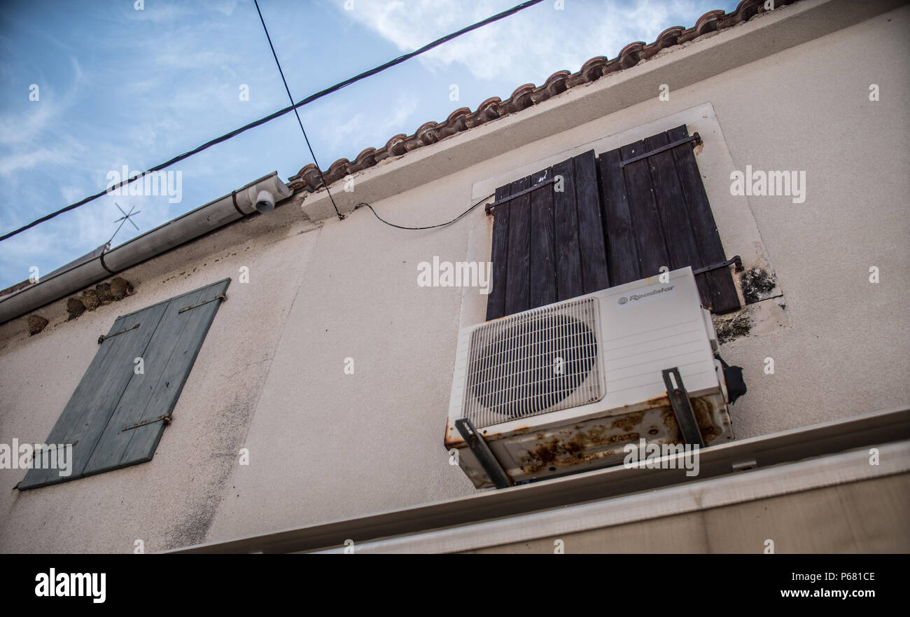 Klimaanlage unter Holz- Fenster auf ein mediterranes Haus Fassade in Nin, Zagreb, Kroatien. Stockfoto