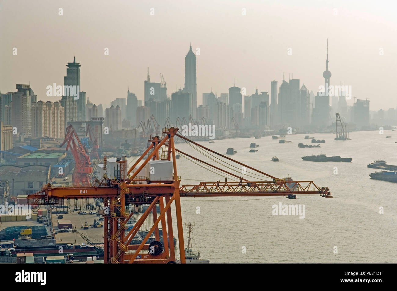 Werften auf dem Fluss Huangpu. Shanghai ist weiterhin einer der größten Seehäfen der Welt sowie eine bedeutende Industrie- und Handelsstadt. Shangh Stockfoto