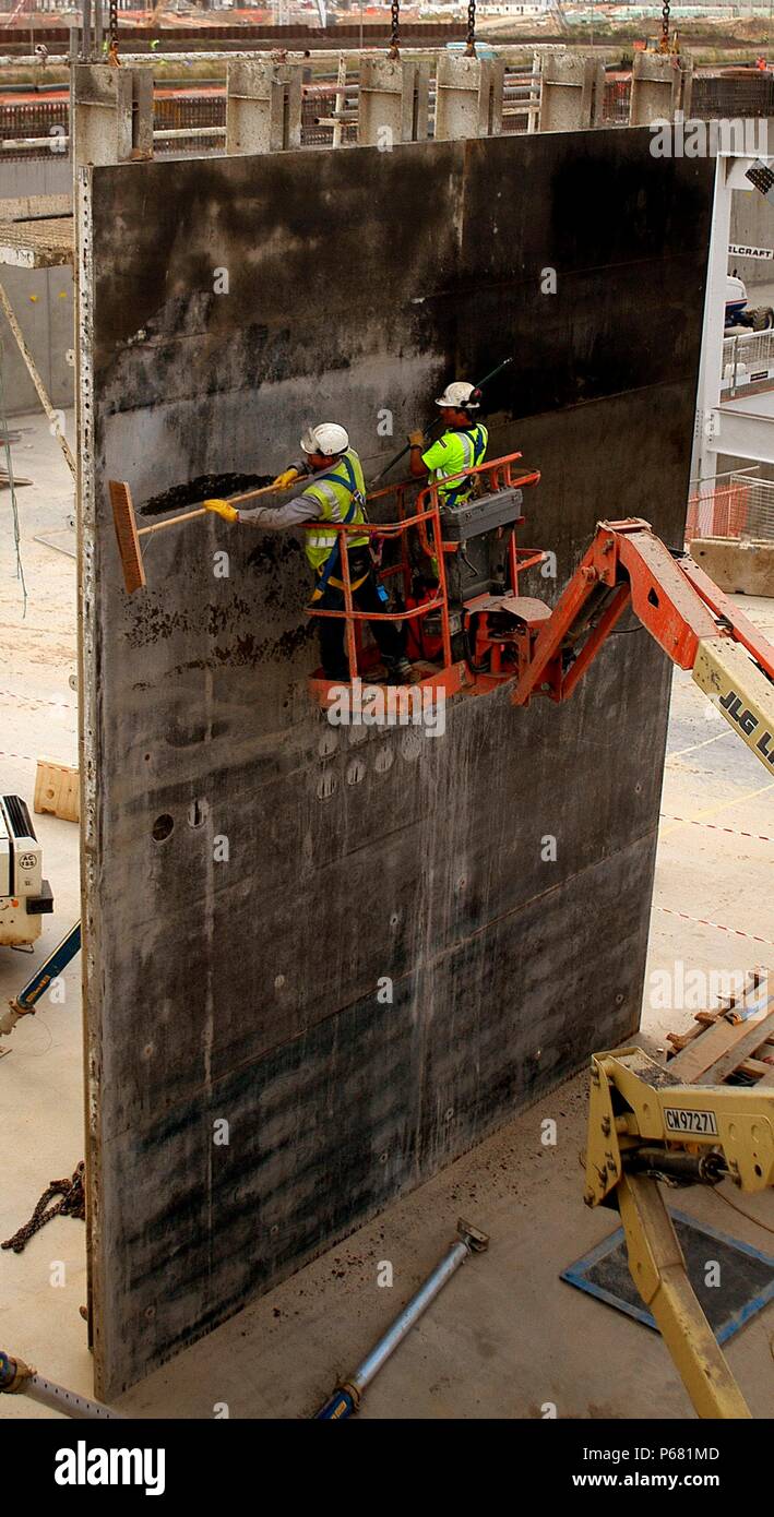 "Die Arbeitnehmer Sprühwasser Repelant, Terminal 5, Heathrow Airport Construction, London, UK' Stockfoto