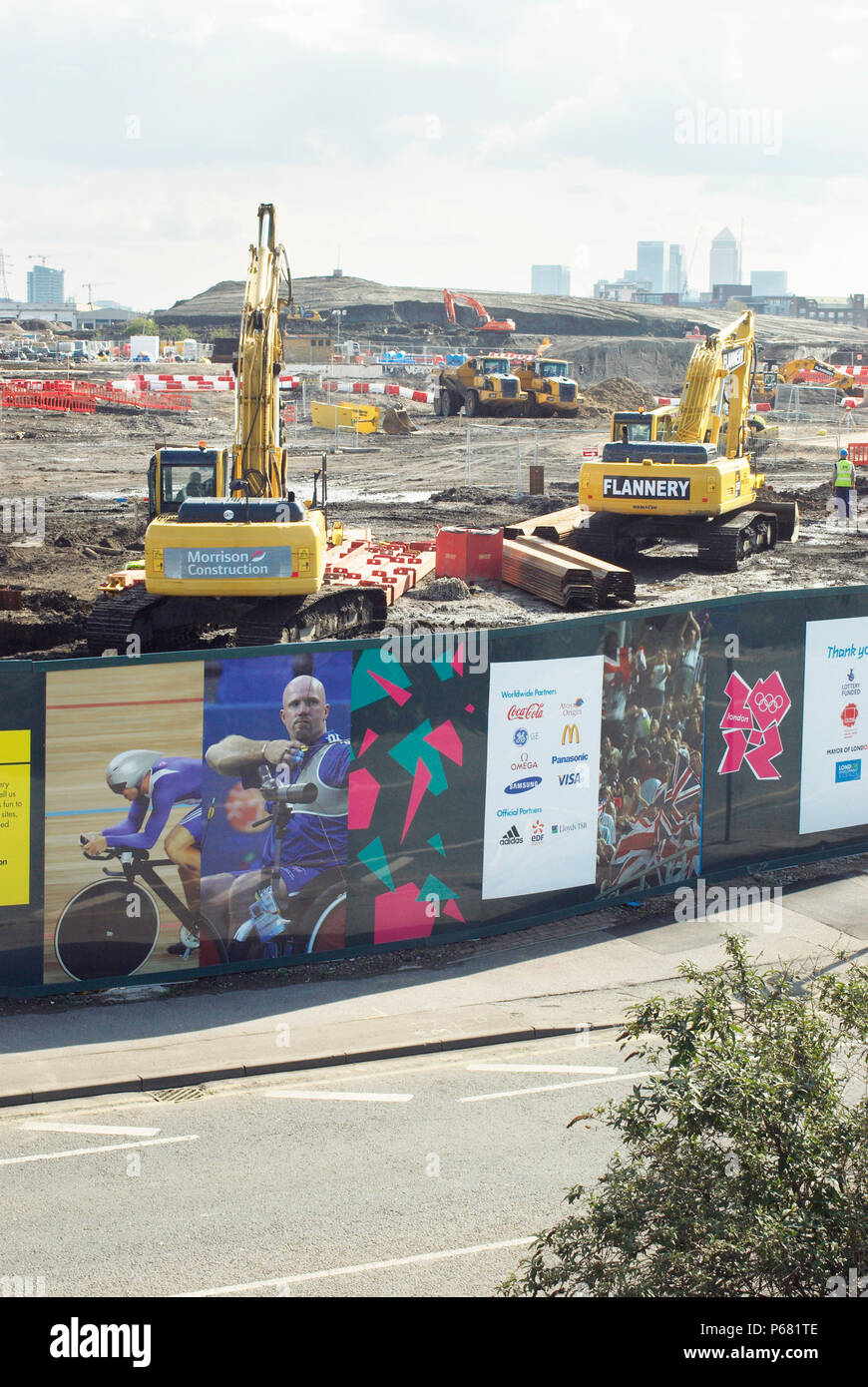 Olympischen Baustelle und Werbetafeln, Stratford, Blick nach Süden in Richtung Canary Wharf und Canning Town, London, UK, 2008 Stockfoto