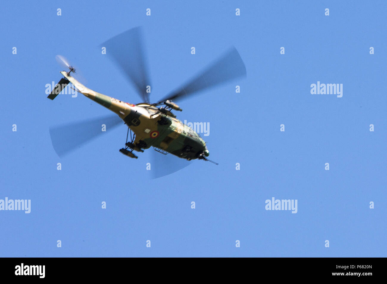 Eine rumänische IAR330 Puma SOCAT Hubschrauber fliegt auf Station simulierte Luftangriffe als Teil der Platinum Eagle an Bord Smardan Training Area, Rumänien, 15. Mai 2016 durchführen zu können. Platinum Eagle ist eine multi-nationale Bewegung, die sich aus sechs NATO-Verbündeten, die Kapazitäten und die Interoperabilität zu errichten. (U.S. Marine Corps Foto von Cpl. Kelly L. Straße, 2 D MARDIV COMCAM/Freigegeben) Stockfoto