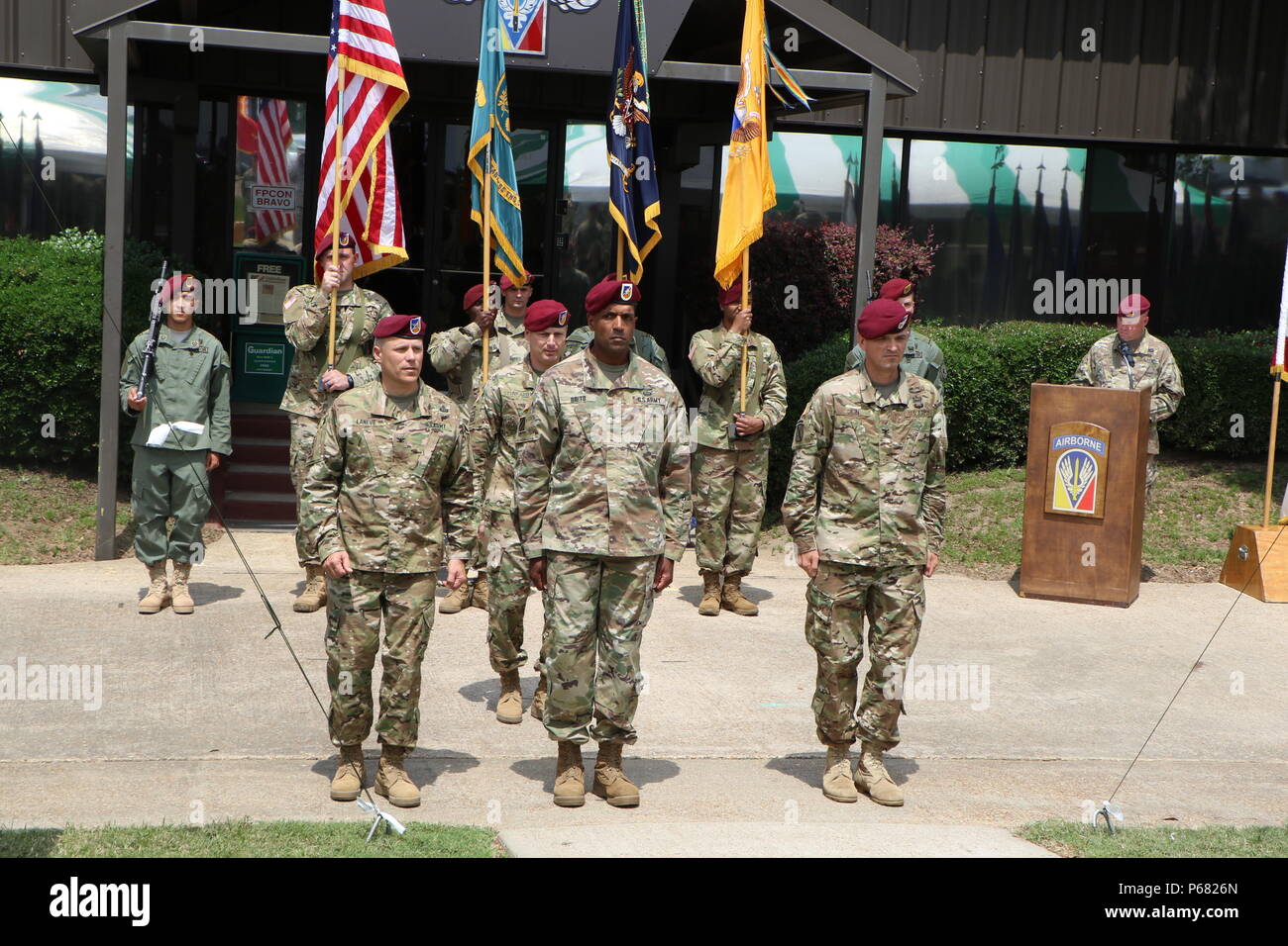 Brig. Gen. Gary Brito, Zentrum, Kommandeur des Joint Readiness Training Center und Fort Polk, herrscht über das Ändern des Befehls Zeremonie am 23. Mai in Fort Polk, Louisiana für JRTC Gruppe Betrieb, wo Oberst Christopher LaNeve, Links, ist der scheidende Kommandant, die Interim Commander für Operations, Oberst Mark Olin, rechts. Stockfoto