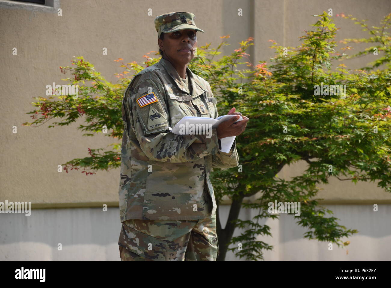 OSAN FLUGHAFEN, Südkorea - Erste Sgt. Felicia O'Rea, Hauptsitz und Sitz. Akku, 2. Bataillon, 1 Air Defense Artillery Regiment, 35th ADA Brigade, erhält die Rechenschaftspflicht Summen aus ihr Zug sergeants während einer Ausbildung auch nach der 35. ADA Brigade jährliche Combatives Turnier vor Osan Flughafen, Fitness Center, 18. Mai 2016. O'Rea und Ihre Batterie mit dem Bus vom Camp Carroll reiste auf 2-1 ADA Soldaten, die konkurrierten im Turnier zu erfreuen. Stockfoto