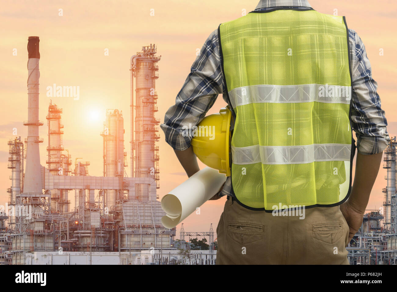 Ingenieur oder Safety Officer Holding harten Hut mit dem Mobilkran Maschine ist Hintergrund in der Baustelle, Civil Construction Engineering Konzept Stockfoto