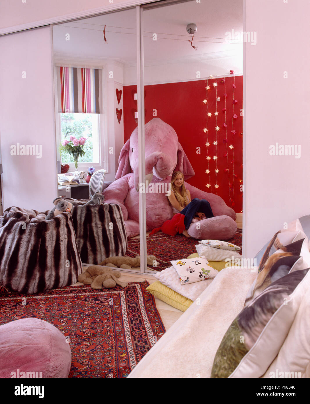 Sitzsack Schlafzimmer Verspiegelte Türen auf Einbauschrank in Teenage Schlafzimmer