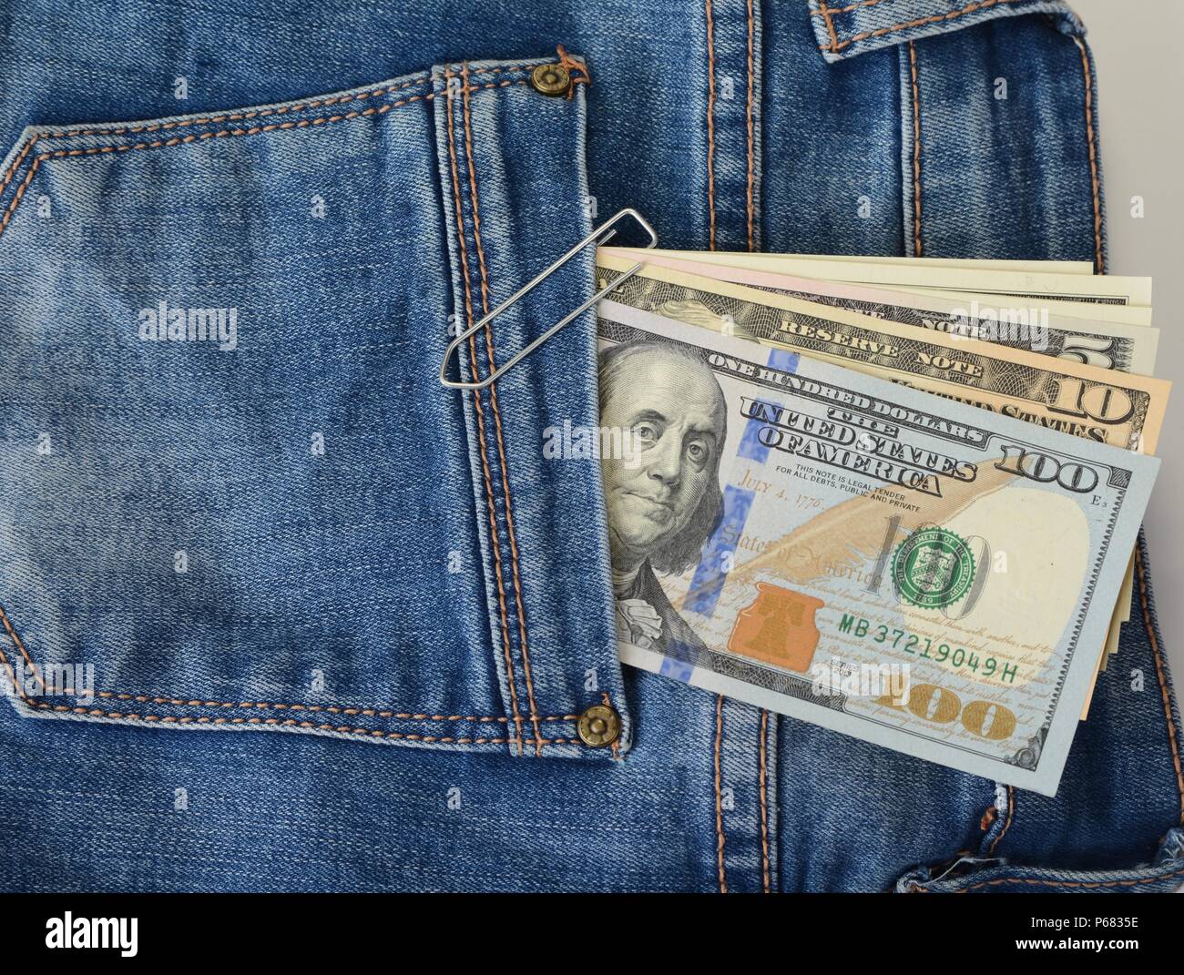 US-Dollar in der Tasche auf der Rückseite der blauen Jeans Stockfoto