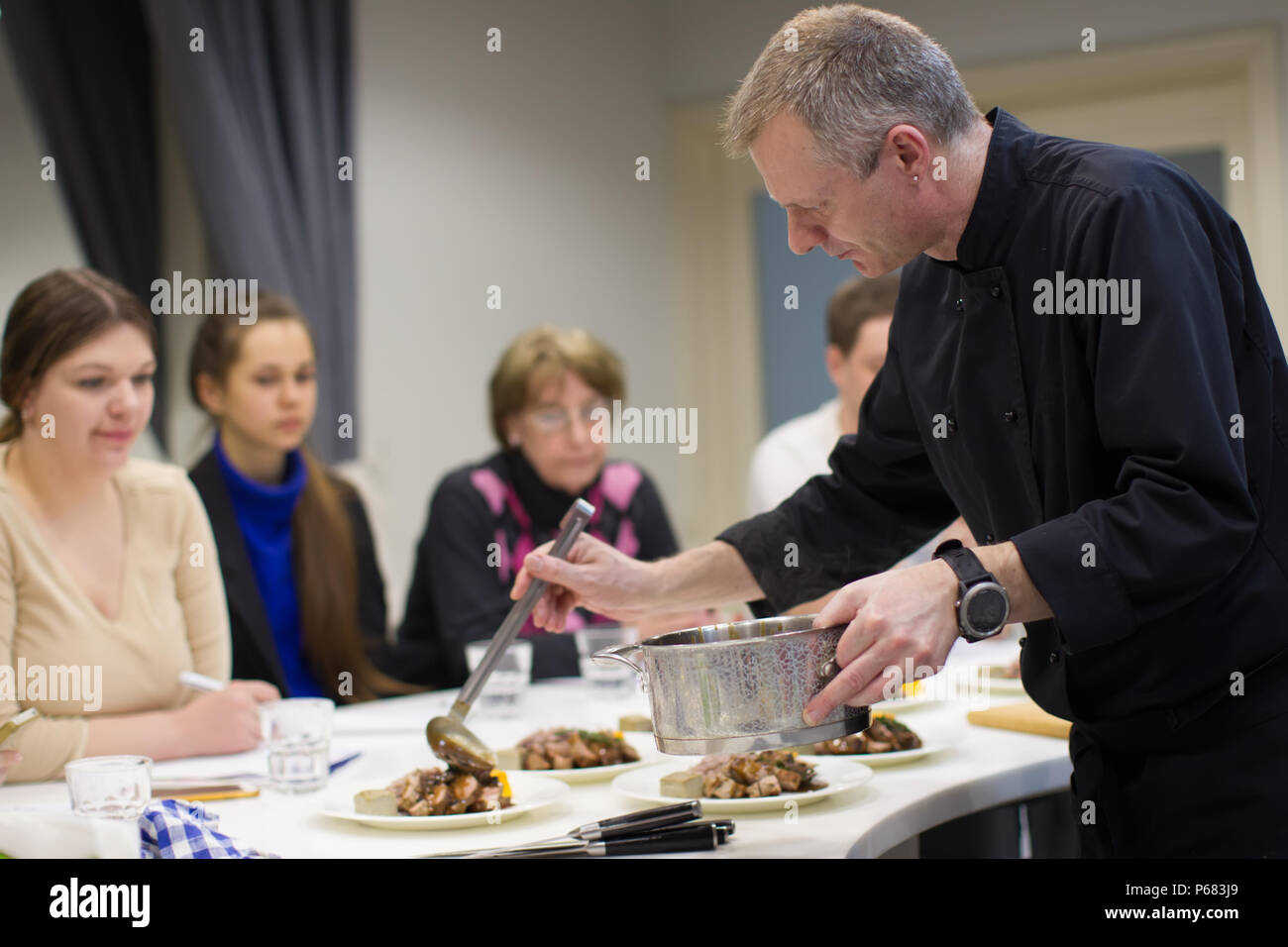 Belarus, Minsk, 21. März 2017. Kulinarische Schule. Eine offene Lektion auf Französisch Kochen. Der Koch die Suppe für die master class bereitet. Zu unterrichten, zu kochen. Stockfoto