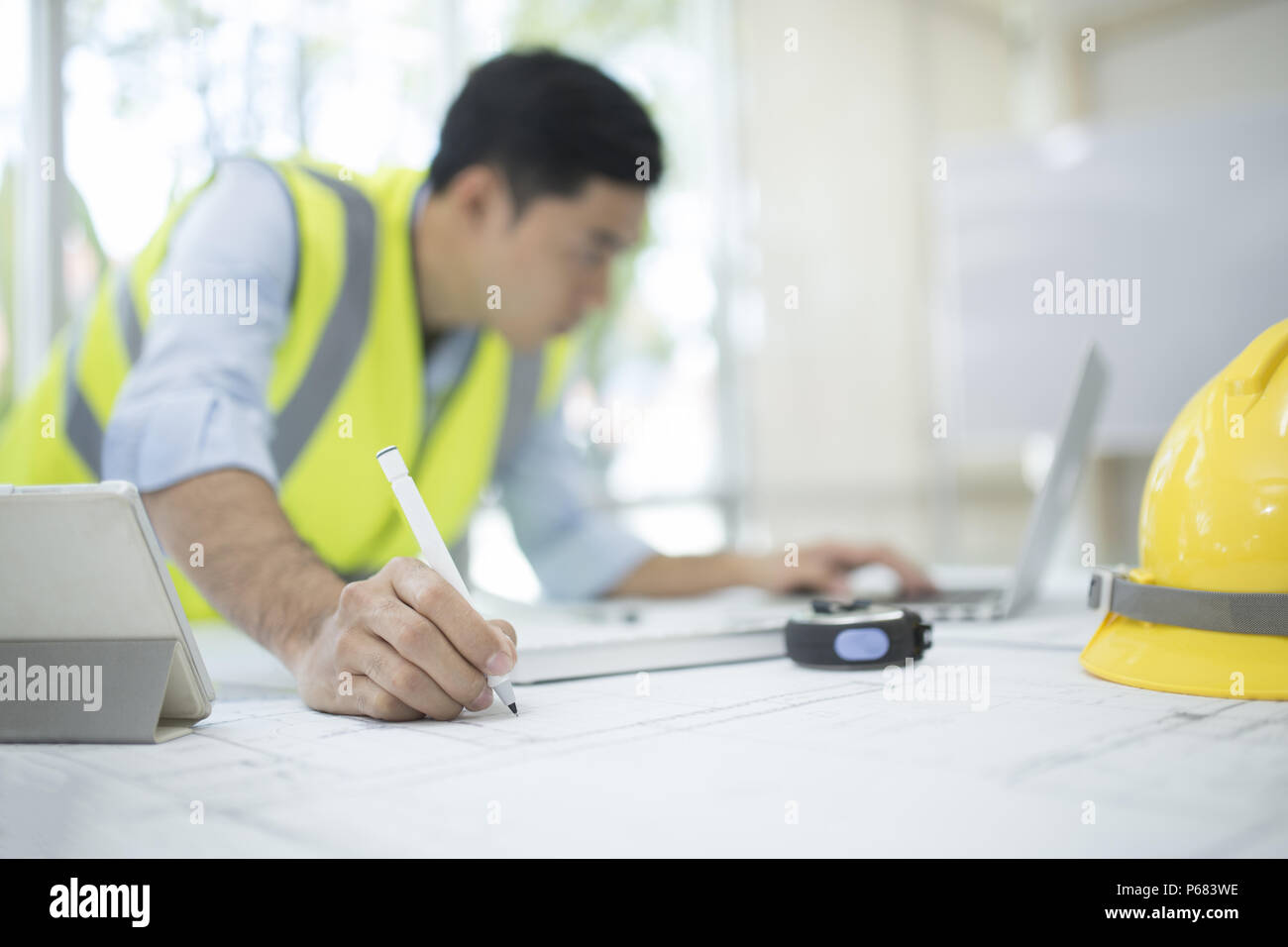 Architekten arbeiten an Blaupause, Ingenieur inspective in Arbeitsplatz - architektonisches Projekt, Blaupausen, Lineal, Taschenrechner, Laptop und Teiler Kompass. Konst Stockfoto