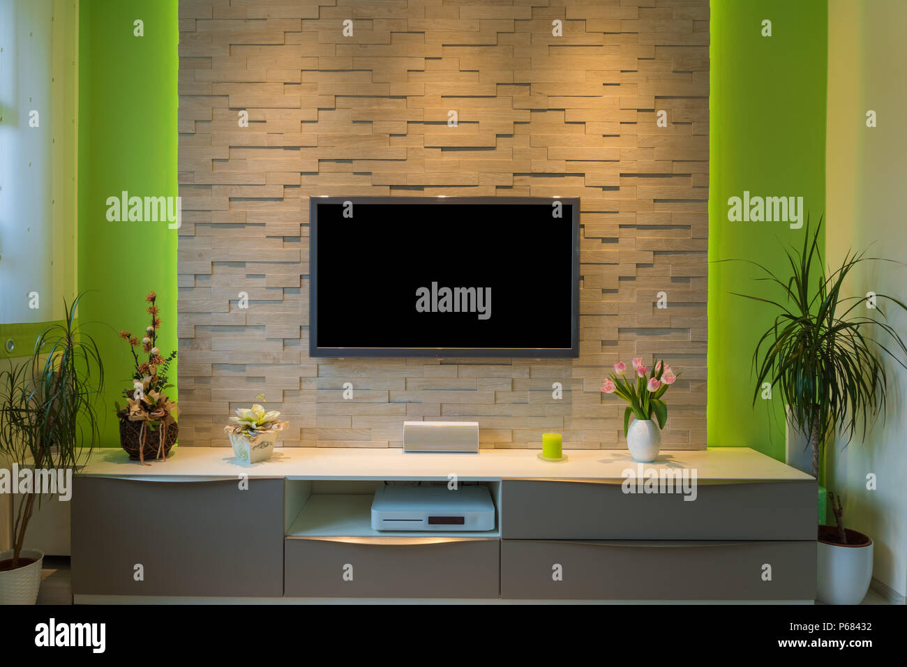 Modernes Wohnzimmer Interieur-tv auf Wand mit schwarzem Bildschirm und Umgebungslicht montiert. Stockfoto