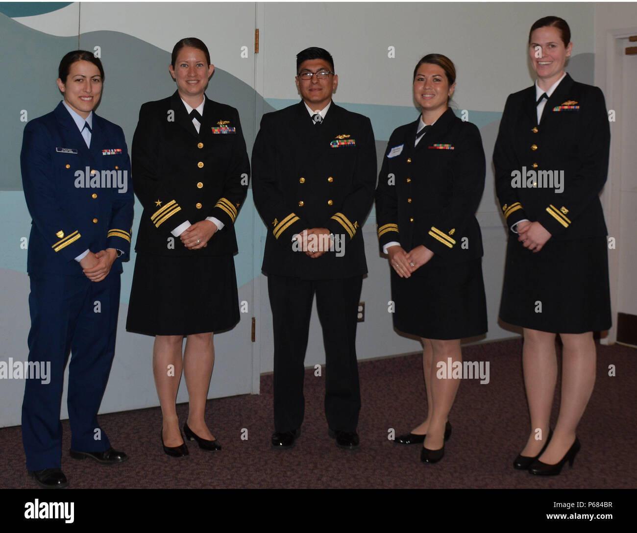 Die Offiziere von Amerika (MOAA) Kitsap Kapitel fünf herausragende Offiziere bei der Organisation können Mittagessen geehrt: Lt. j.g. Tahnee Zaccano, der U.S. Coast Guard Maritime Force Protection Unit; Lt.Cmdr. Crystal Miller, Puget Sound Naval Shipyard & Intermediate Maintenance Facility; Lt. Eduardo Castellanos, Naval Supply Flotte Versorgungszentrum Puget Sound; Leutnant Stephany Daniell, Naval Hospital Bremerton, und Lt. j.g. Mallory Smith, Naval Base Kitsap. Stockfoto