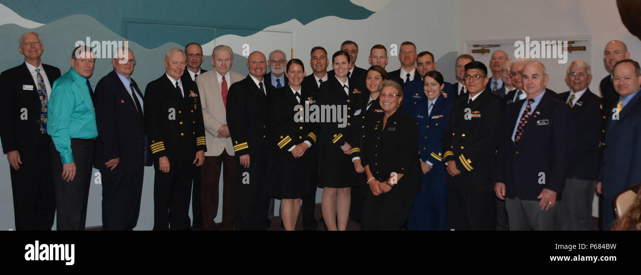 Die Offiziere von Amerika (MOAA) Kitsap Kapitel anerkannten fünf herausragende Unteroffiziere auf seiner jährlichen Streitkräfte Tag Mittagessen: Lt. Eduardo Castellanos, Naval Supply Flotte Versorgungszentrum Puget Sound; Leutnant Stephany Daniell, Naval Hospital Bremerton; Lt.Cmdr. Crystal Miller, Puget Sound Naval Shipyard & Intermediate Maintenance Facility; Lt. j.g. Mallory Smith, Naval Base Kitsap; und Lt. j.g. Tahnee Zaccano, der U.S. Coast Guard Maritime Force Protection Unit. Stockfoto