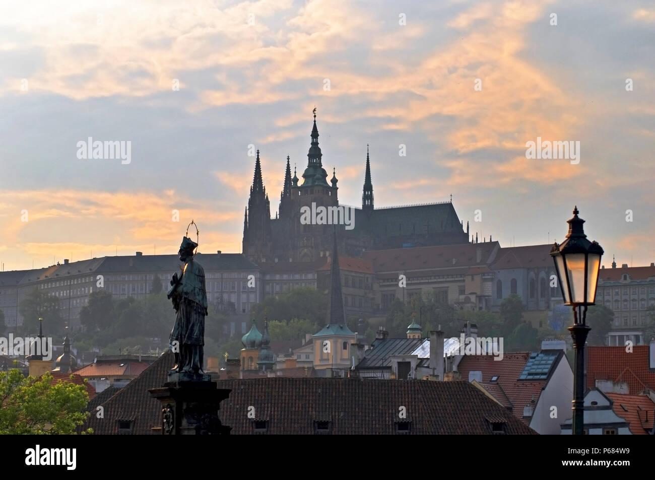 Sonnenuntergang von der Karlsbrücke in Prag, Tschechien, Ost Europa Stockfoto