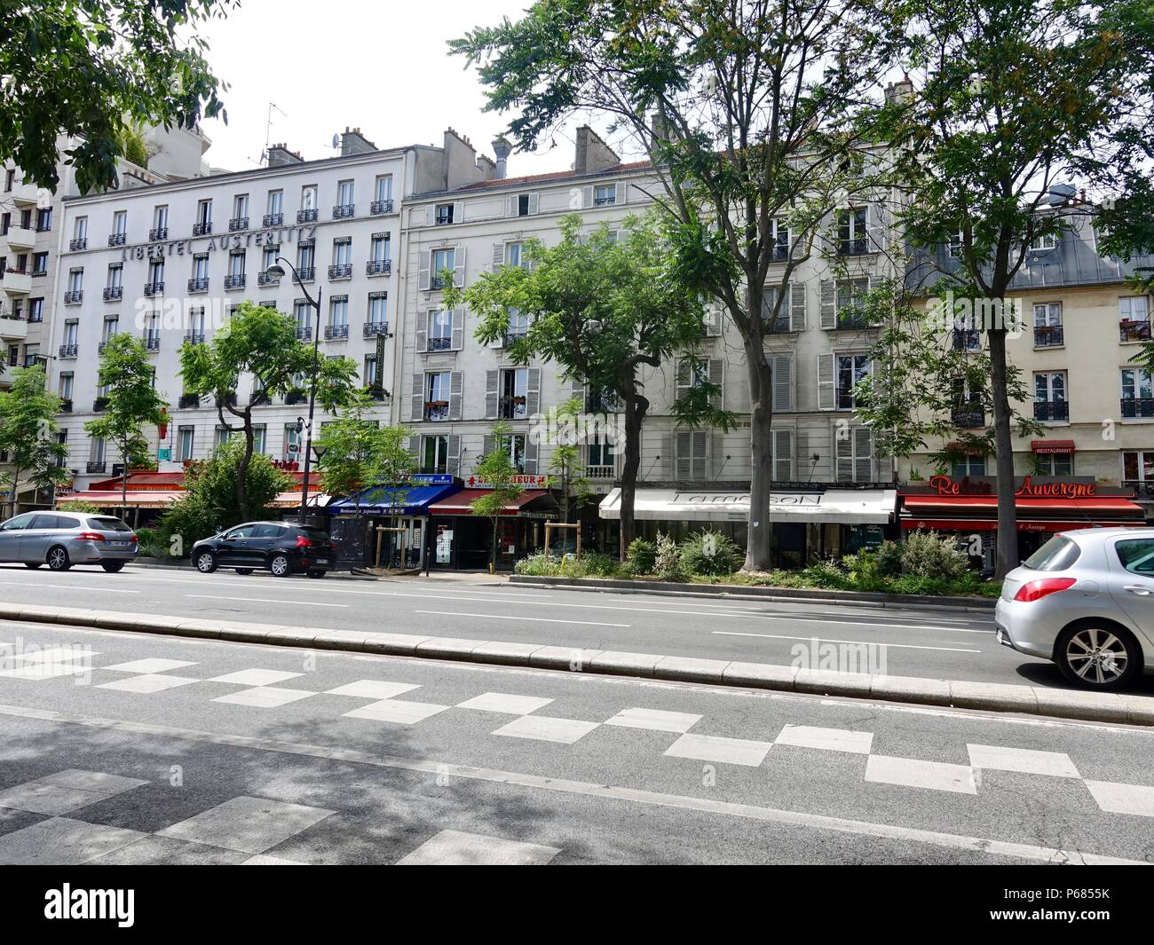 Street View, Verkehrsarmen an einem Sonntag Nachmittag, Boulevard de l'Hopital, zwischen Austerlitz Bahnhof und den Garten des Plantes, Paris, Frankreich Stockfoto