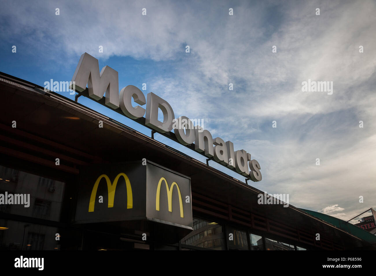 Belgrad, Serbien - Juni 17, 2018: Mc Donald's Logo mit seinem Wahrzeichen M vor einer Ihrer hamburger Fast-Food-Restaurants im Zentrum von Belgr Stockfoto