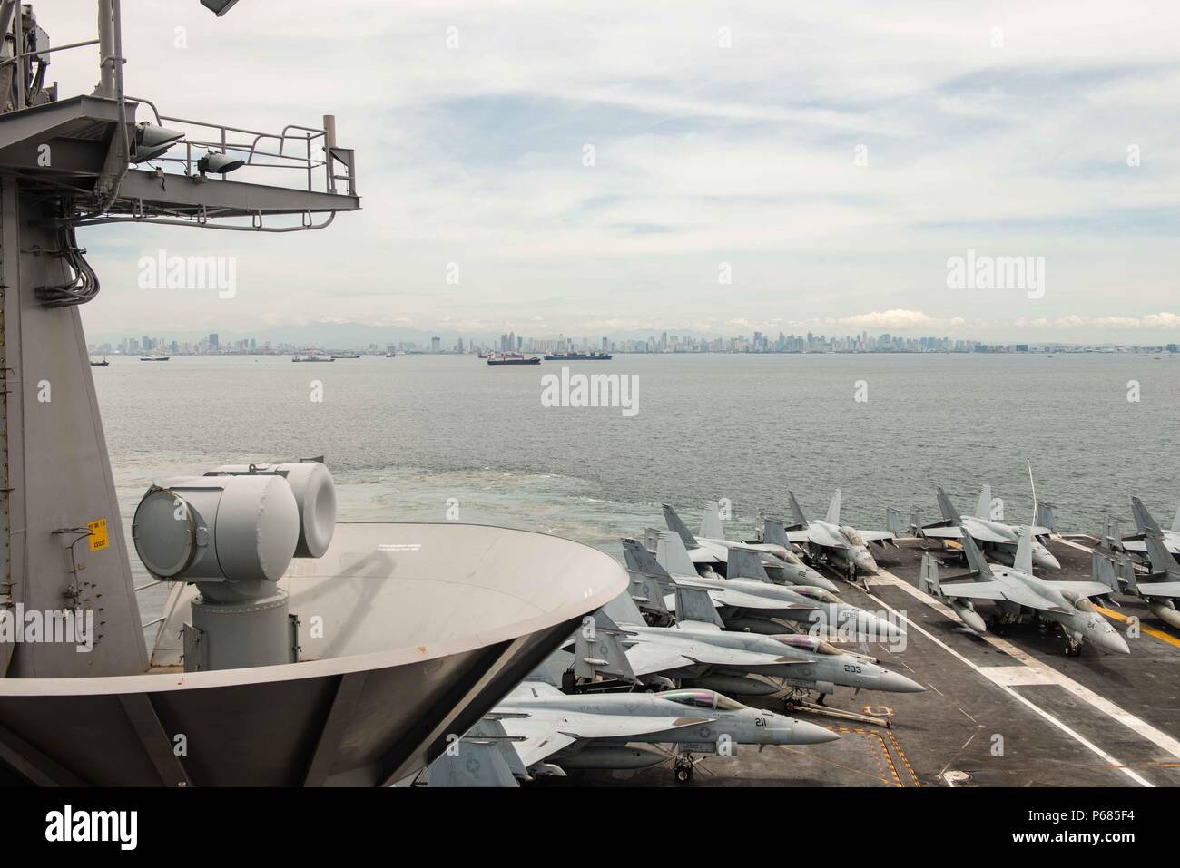 160526-N-MEINE 174-002: Manila, Philippinen (26. Mai 2016) - USS John C Stennis (CVN 74) fährt Manila, Philippinen, nach einem Hafen. Die Bereitstellung einer bereit, Kraft für die Sicherheit und Stabilität in der Indo-Asia - Pazifik, John C Stennis in Betrieb ist als Teil der Große grüne Flotte in regelmäßigen 7 Flotte Bereitstellung. (U.S. Marine Foto von Mass Communication Specialist Seaman Tomas Compian/Freigegeben) Stockfoto