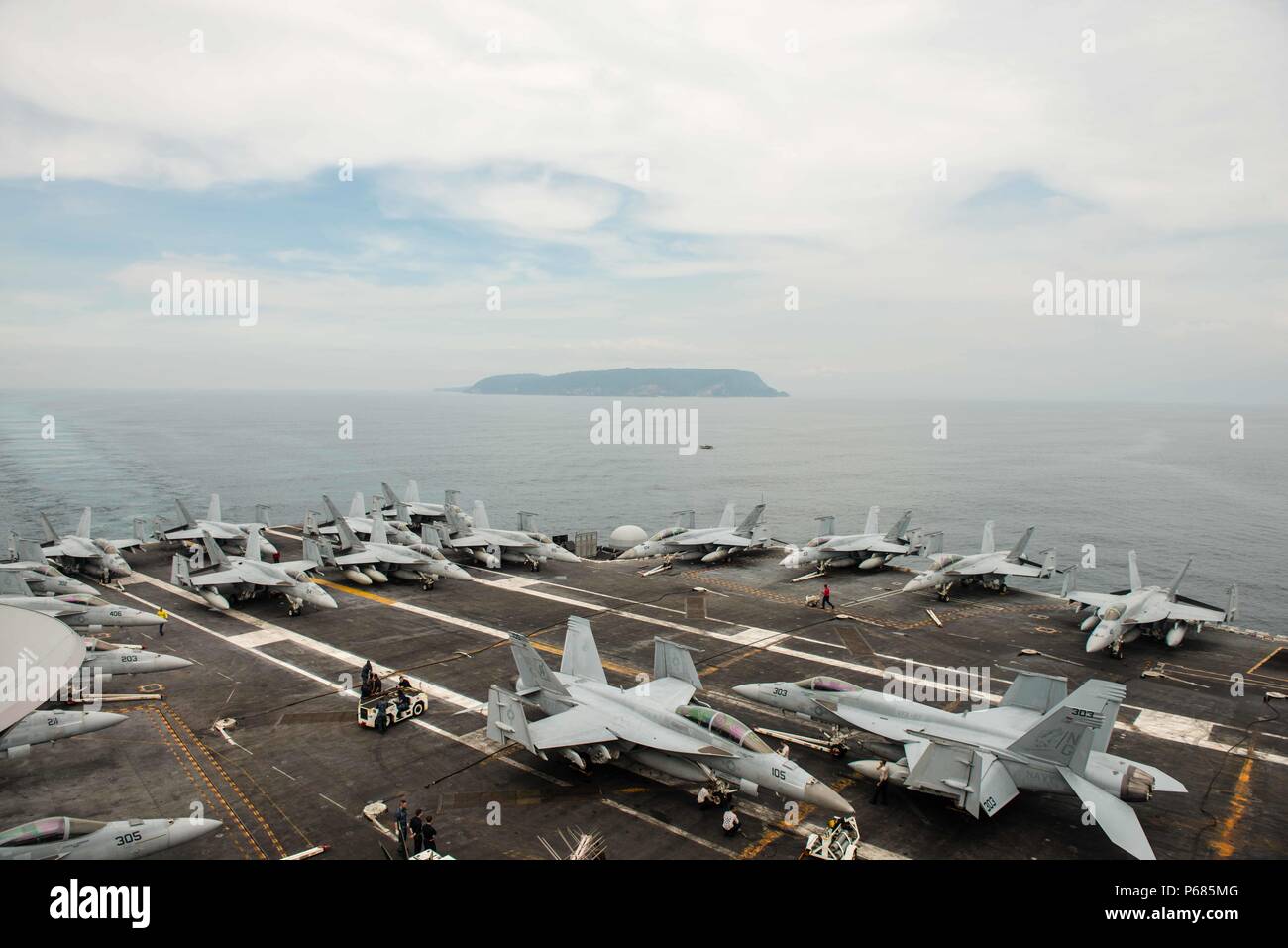 160526-N-MEINE 174-032 SOUTH CHINA SEA (26. Mai 2016) USS John C Stennis (CVN 74) fährt Manila, Philippinen, nach einem Hafen. Die Bereitstellung einer bereit, Kraft für die Sicherheit und Stabilität in der Indo-Asia - Pazifik, John C Stennis in Betrieb ist als Teil der Große grüne Flotte in regelmäßigen 7 Flotte Bereitstellung. (U.S. Marine Foto von Mass Communication Specialist Seaman Tomas Compian/Freigegeben) Stockfoto