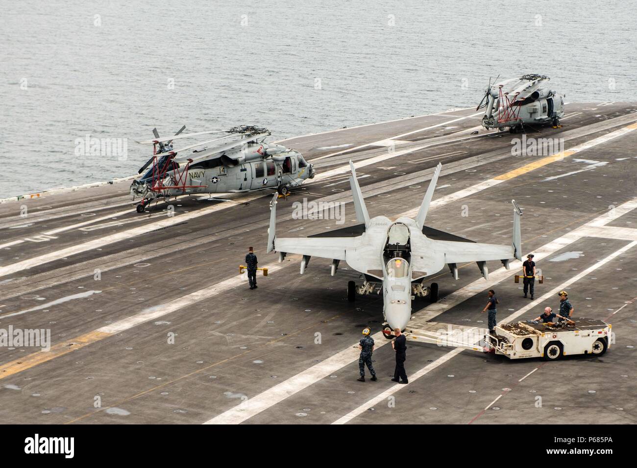 160526-N-MEINE 174-018 SOUTH CHINA SEA (26. Mai 2016) Segler Taxi eine F/A-18E Super Hornet auf dem Warhawks der Strike Fighter Squadron (VFA) 97 auf USS John C Stennis" (CVN 74) Flight Deck zugewiesen, wie das Schiff Manila, Philippinen, nach einem Port call fährt. Die Bereitstellung einer bereit, Kraft für die Sicherheit und Stabilität in der Indo-Asia - Pazifik, John C Stennis in Betrieb ist als Teil der Große grüne Flotte in regelmäßigen 7 Flotte Bereitstellung. (U.S. Marine Foto von Mass Communication Specialist Seaman Tomas Compian/Freigegeben) Stockfoto