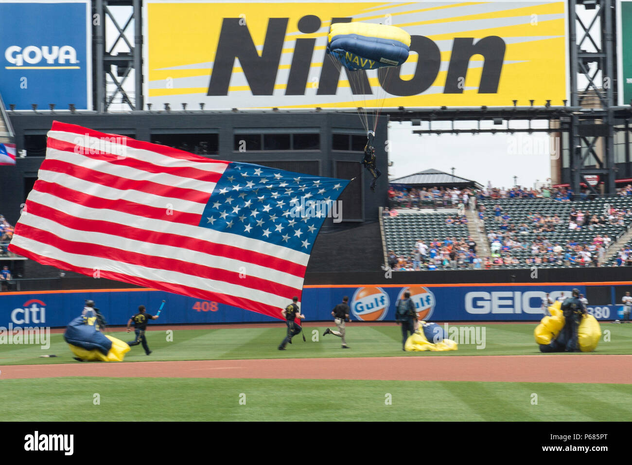 160530-N-AX 638-126 NEW YORK (30. Mai 2016) Mitglied der US Navy Fallschirm demonstration Team, den Sprung Frösche, springt in Citi Field in einer besonderen Zeremonie am Memorial Day Citi Field während 2016 Fleet Week New York (FWNY), am 30. Mai. FWNY, der nun in seinem 28. Jahr, ist die Stadt der Zeit - Feier des Meeres Leistungen geehrt. Es ist eine einmalige Chance für die Bürger von New York und die umliegenden Tri-state-Area zu treffen Seemänner, Marinesoldaten und Küstenwache sowie Zeugnis aus erster Hand die neuesten Funktionen der heutigen Maritime Services. Die weeklong Feier wurde fast e Stockfoto