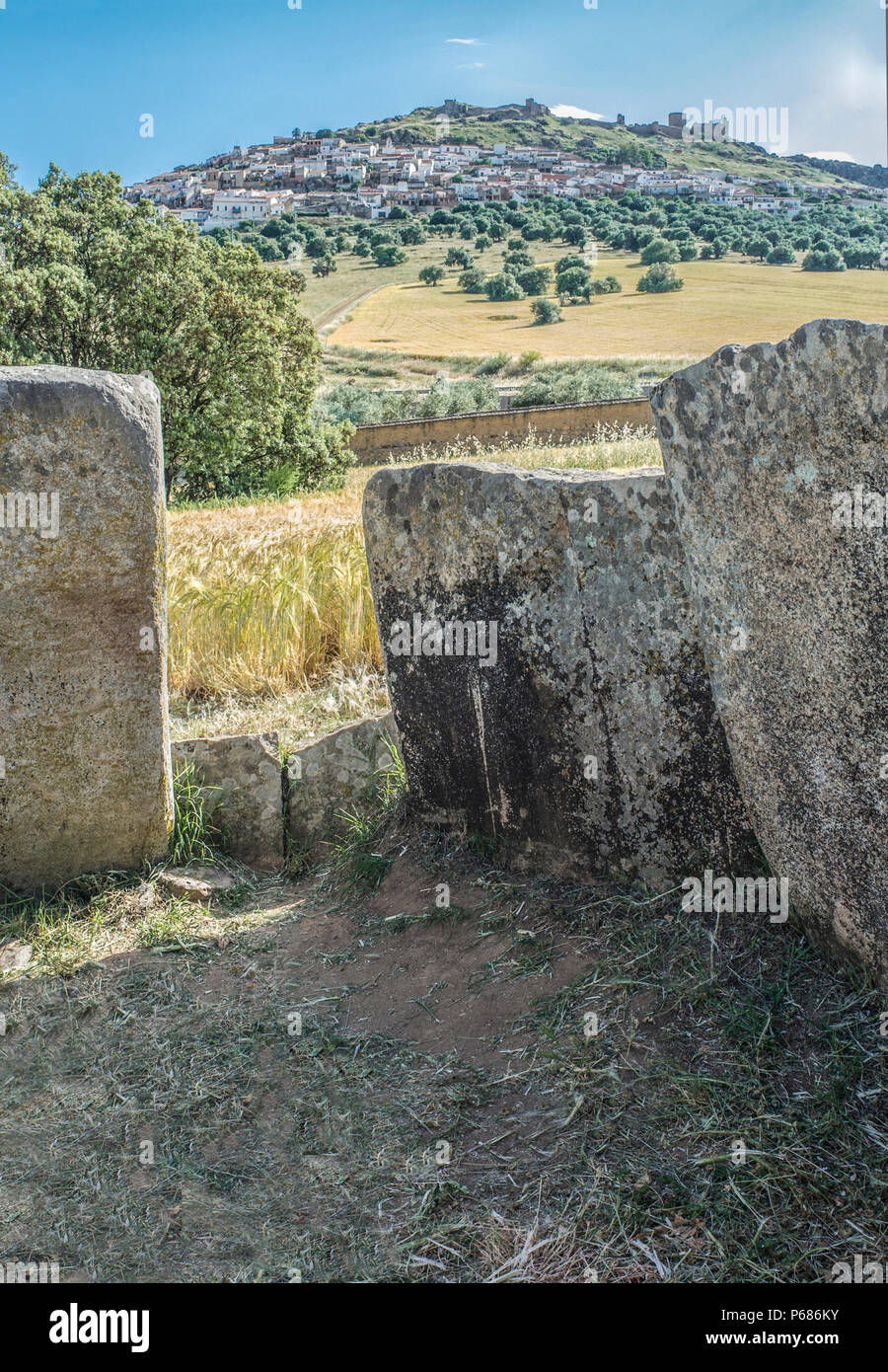Blick auf Magacela Stadt von Dolmen von Cerca del Marco. Badajoz, Extremadura, Spanien Stockfoto