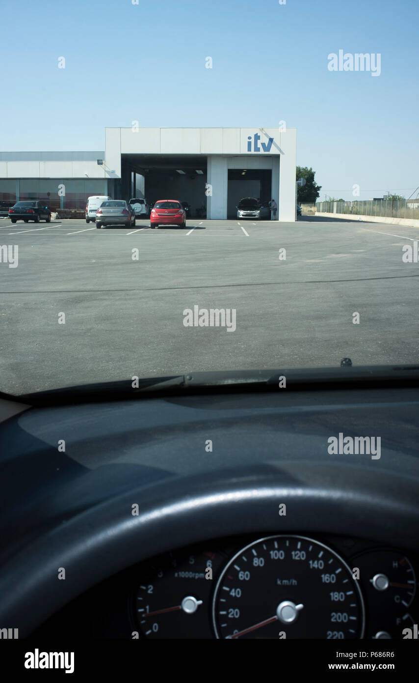 ITV-Einrichtungen oder die Prüfung in Spanien. Blick aus dem Inneren des Autos Stockfoto