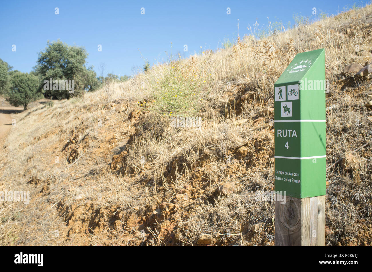 Saceruela, Spanien - 2. September 2017: Holz- Schild zum Flugplatz Trekking Route an Saceruela Ortsrand, Region La Mancha, Spanien Stockfoto