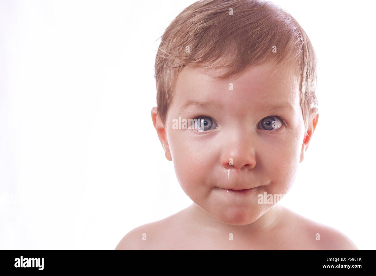 Zwei Jahre baby boy auf Kamera mit der Nase gereizt und voll der Rotz. Auf weissem Hintergrund Stockfoto