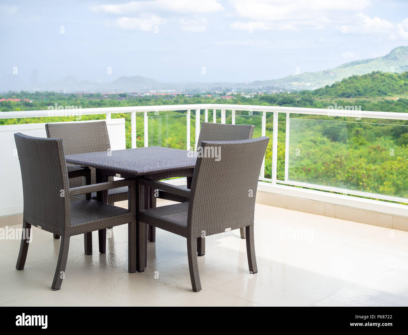 Moderne Webart Rattan Esstisch Auf Der Terrasse Mit Bergblick Stockfotografie Alamy