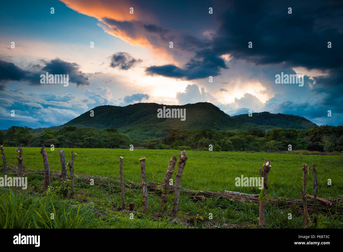 Panama-Landschaft mit Weiden und farbenfrohen Sonnenuntergängen in Toro Bravo, Provinz Cocle, Republik Panama, Mittelamerika. Stockfoto