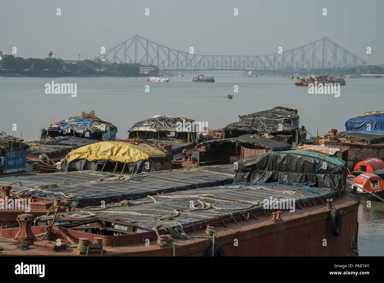 Howrah Bridge und Lastkähne auf dem Hooghly River Stockfoto