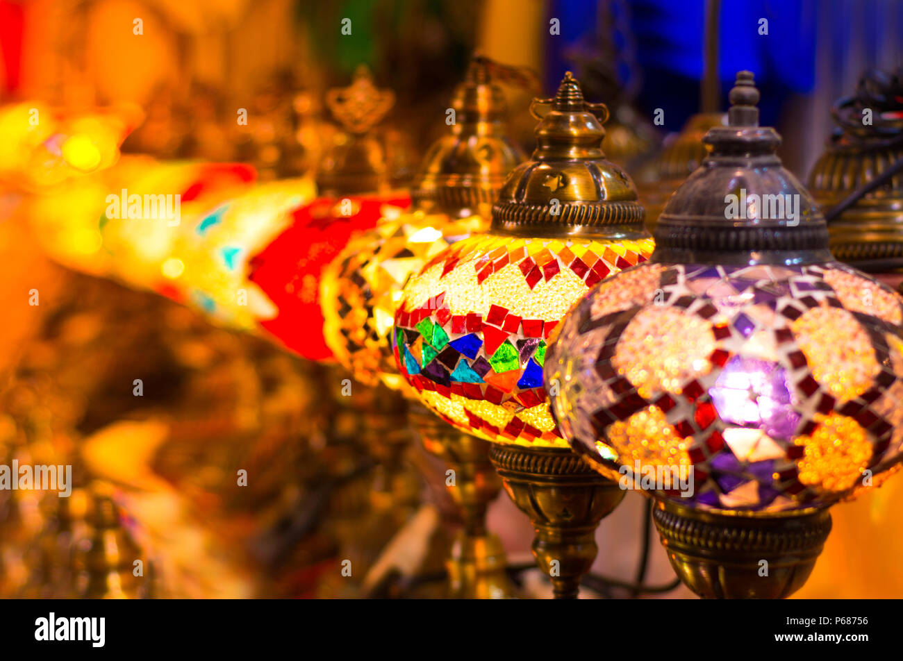 Schöne traditionelle türkische Licht Lampe mit unscharfen Hintergrund - Schuß von Dubai Spice Souk Stockfoto