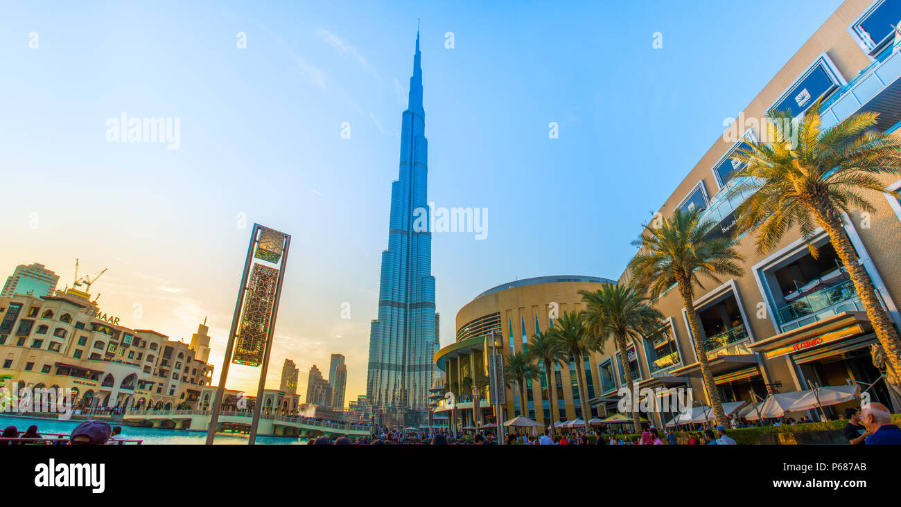 Abend Geschossen von Weltweit größte Gebäude Burj Khalifa Dubai Mall Down Town, Wasser Brunnen Stockfoto