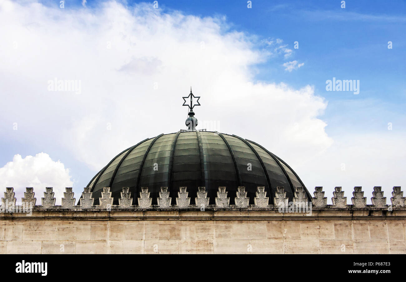 Kuppel der Synagoge mit dem Zeichen des Stern von David nach Tag Stockfoto